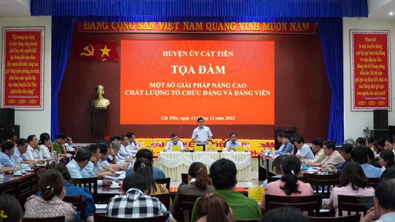 Đồng chí Nguyễn Khắc Bình – Bí thư Huyện ủy Cát Tiên phát biểu chỉ đạo tại buổi tọa đàm