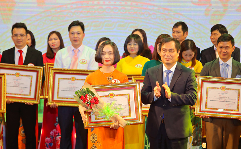 Đồng chí Phan Xuân Thủy, Phó Trưởng Ban Tuyên giáo Trung ương trao giải Nhất cho thí sinh 