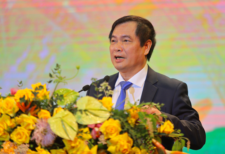 Đồng chí Phan Xuân Thủy, Phó trưởng Ban Tuyên giáo Trung ương lên phát biểu ý kiến kết thúc chương trình bế mạc