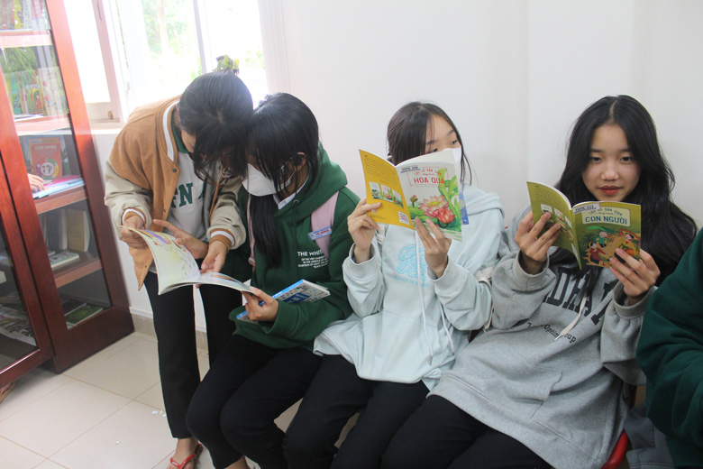 Các em học sinh chọn đọc sách tại Tủ sách cộng đồng