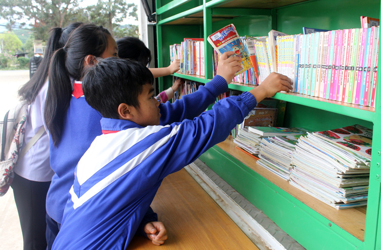 Tại lễ ra mắt, Thư viện lưu động đa phương tiện cũng phục vụ các em đọc sách