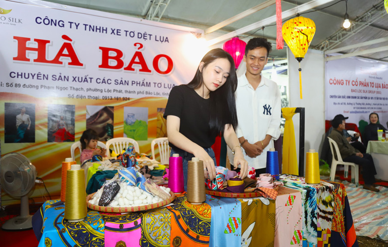 Gian hàng trưng bày giới thiệu sản phẩm tơ lụa Bảo Lộc tại Hội chợ