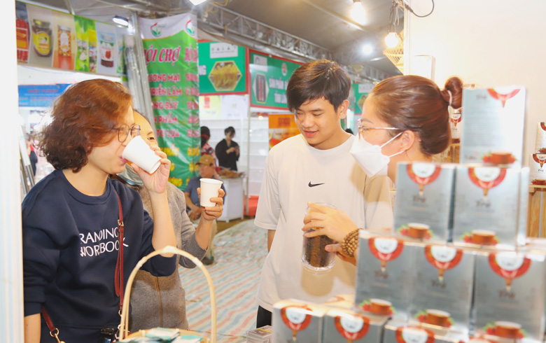Người dân và du khách thưởng thức cà phê Lâm Đồng miễn phí tại Hội chợ