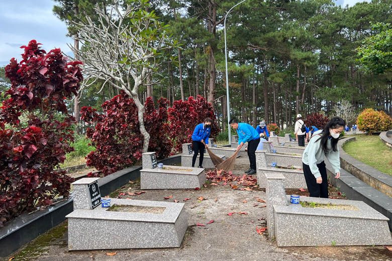 Đoàn viên, thanh niên tổ chức dọn dẹp Nghĩa trang liệt sỹ huyện