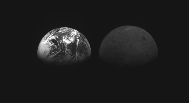 Hình ảnh Trái Đất (trái) và Mặt Trăng được chụp bởi một camera trên tàu Danuri của Hàn Quốc vào ngày 28/11/2022, do Bộ Khoa học và Công nghệ Thông tin-Truyền thông nước này cung cấp