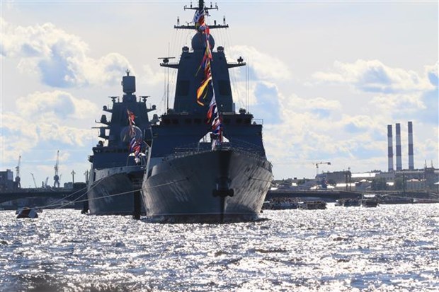 Tàu chiến của Hải quân Nga neo đậu trên sông Neva trong ngày Hải quân 2022