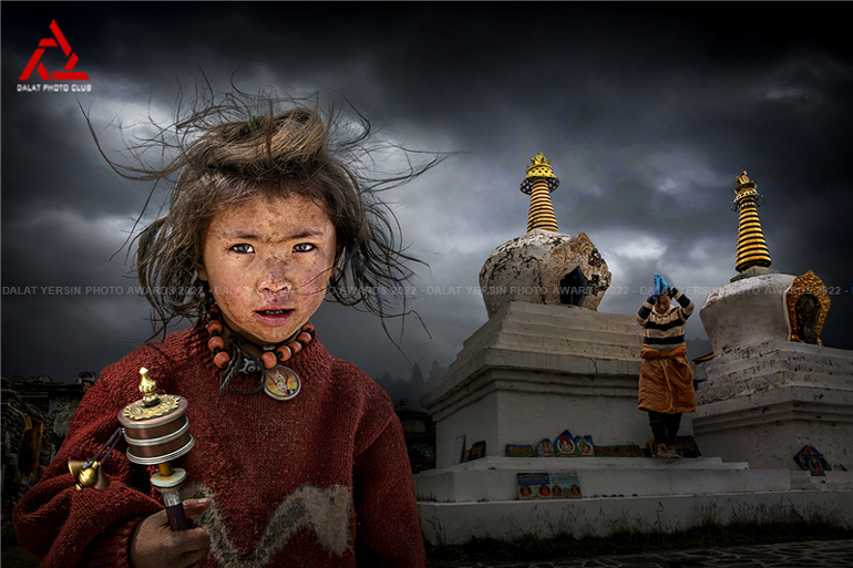 Ảnh màu: Tác phẩm Tibetan Little girl 1 (Arnaldo Paulo Che – Hồng Kông) 