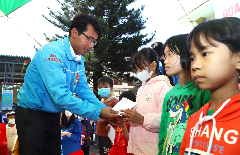 Chương trình ''Tình nguyện mùa đông và Xuân yêu thương'' đến với hoàn cảnh khó khăn tại Bảo Lộc