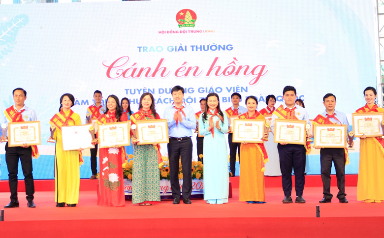 Chị Nguyễn Thị Diệu Chi - Giáo viên làm Tổng phụ trách Đội Trường Tiểu học Võ Thị Sáu, huyện Đạ Tẻh (thứ 2 từ trái sang) nhận giải thưởng Cánh én hồng năm 2022