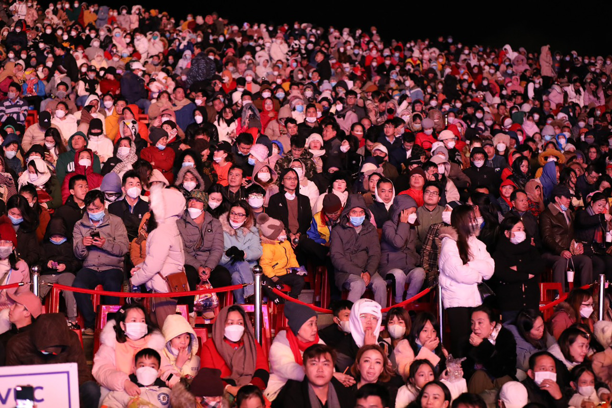 Khán đài Quảng trường Lâm Viên chật kín khán giả tham gia Lễ khai mạc