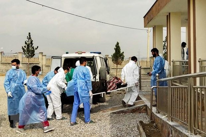 Nhân viên y tế chuyển nạn nhân tử vong trong vụ cháy ở Charikar, Afghanistan, ngày 18/12/2022.