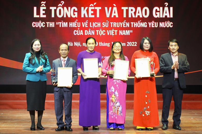 Thầy Hoàng Đại Giang - giáo viên trường THPT Bảo Lộc (thứ 2 từ trái qua) nhận giải khuyến khích tại Cuộc thi “Tìm hiểu về lịch sử truyền thống yêu nước của dân tộc Việt Nam”