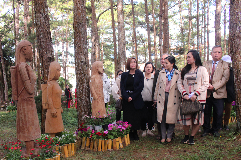 Đại biểu tham quan không gian hoa và tượng gỗ