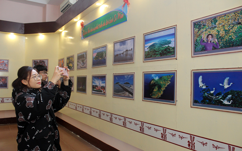 Du khách tham qua trưng bày “Di sản văn hóa và phát triển du lịch tỉnh Cà Mau”