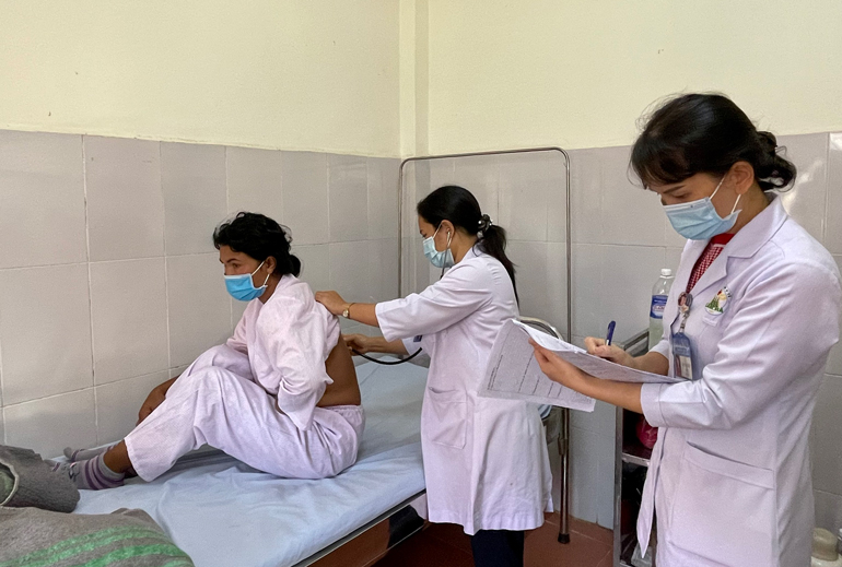 Bác sĩ khám điều trị cho bệnh nhân sốt xuất huyết tại Trung tâm Y tế huyện Lâm Hà