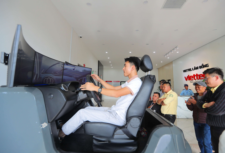 Đại diện các Trung tâm đào tạo, sát hạch lái xe ô tô trải nghiệm hệ thống cabin mô phỏng