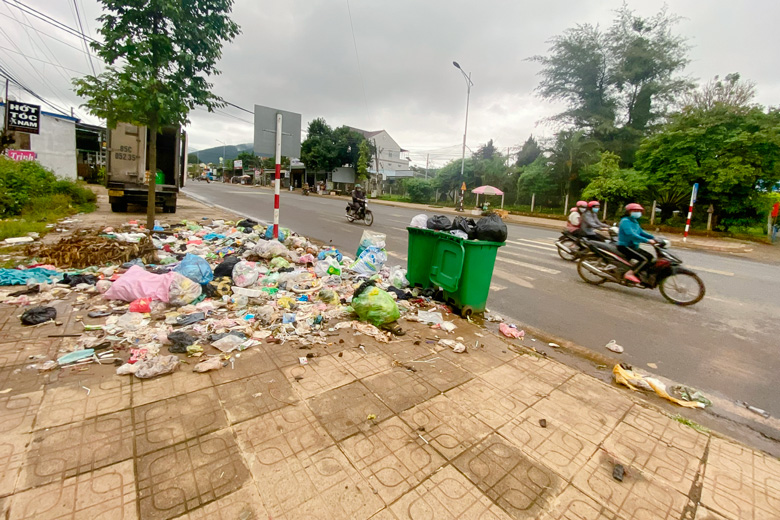 Điểm tập kết rác cạnh biển báo người đi bộ sang đường, vừa trước khu vực cổng Trường THPT Chu Văn An