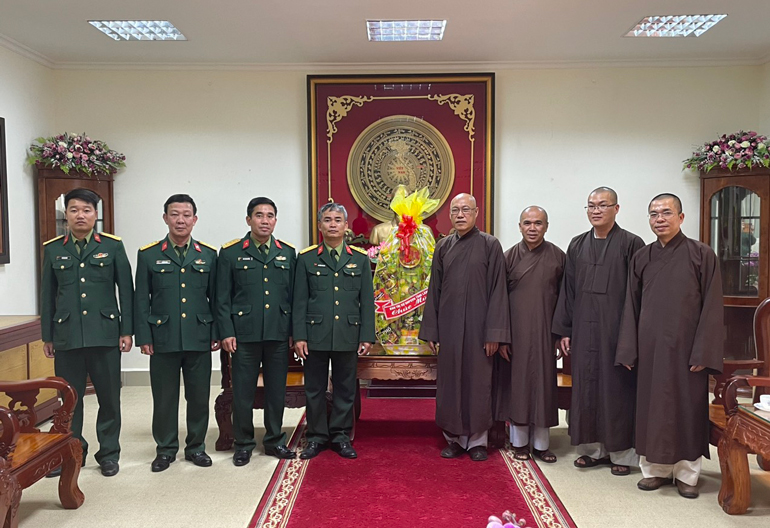 Đoàn của Ban Trị sự Giáo hội Phật giáo Việt Nam tỉnh đến thăm và chúc mừng cán bộ, chiến sĩ Bộ Chỉ huy Quân sự tỉnh