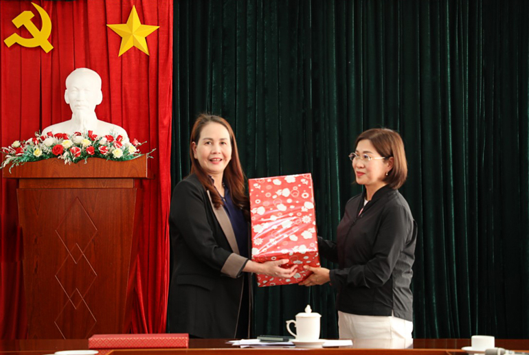 Đại diện đoàn Hàn Quốc tặng quà cho Sở Văn hoá Thể thao và Du lịch tỉnh Lâm Đồng tặng quà 