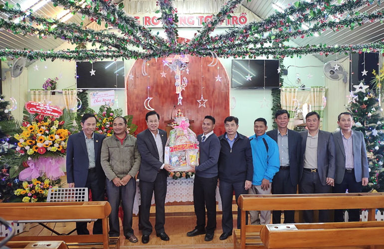 Đồng chí Phạm Triều – Bí thư Huyện ủy, Chủ tịch HĐND huyện làm trưởng đoàn thăm hỏi, chúc mừng các cơ sở tôn giáo tại thị trấn Lạc Dương