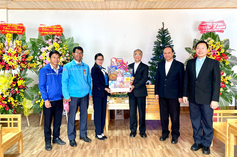 Tỉnh Đoàn - Hội LHTN Việt Nam tỉnh thăm, tặng quà Tòa Giám mục Đà Lạt