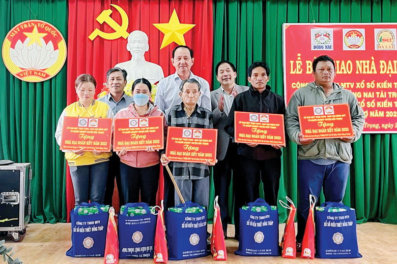 Trao quyết định tặng nhà đại đoàn kết và quà cho các hộ nghèo tại xã Tà Năng và Đà Loan