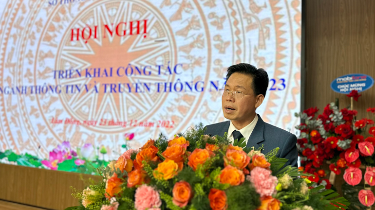 Đồng chí Trần Trung Hiếu - Phó Trưởng ban Thường trực Ban Tuyên giáo Tỉnh ủy Lâm Đồng phát biểu tại hội nghị