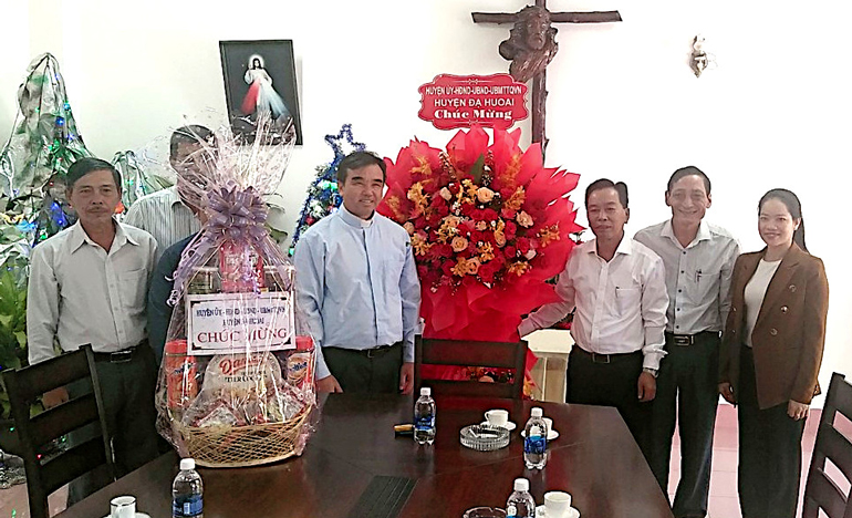 Lãnh đạo huyện Đạ Huoai thăm, chúc mừng Giáo xứ Đạ M'ri