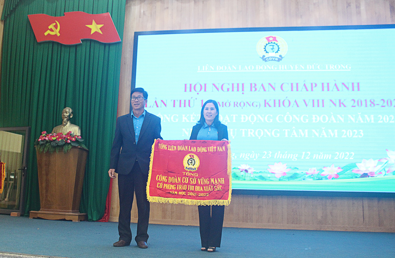 Đồng chí Lê Ngọc Phúc – Phó Chủ tịch LĐLĐ tỉnh trao cờ thi đua của LĐLĐ Việt Nam cho 1 đơn vị
