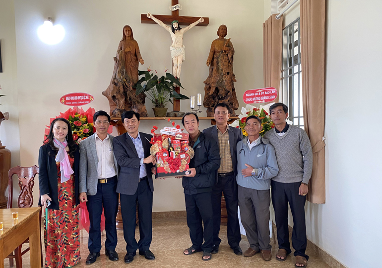 Lãnh đạo huyện Bảo Lâm thăm, chúc mừng các cơ sở tôn giáo nhân dịp Giáng sinh