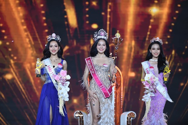 Tân Hoa hậu Huỳnh Thị Thanh Thủy (giữa) và hai Á hậu Trịnh Thùy Linh và Lê Nguyễn Ngọc Hằng