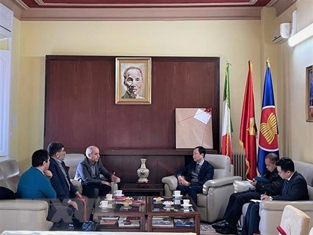 Đại sứ Dương Hải Hưng làm việc với Tổng Bí thư Đảng Cộng sản Italy (PCI) Mauro Alboresi.