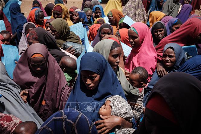 Các bà mẹ chờ nhận thực phẩm dinh dưỡng cho con tại một trại tị nạn ở Baidoa, Somalia