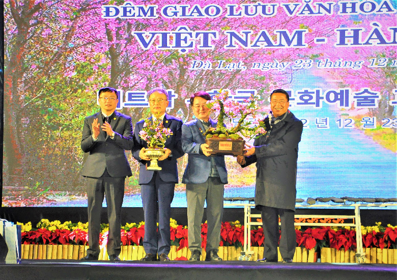 Lãnh đạo thành phố Đà Lạt trao tặng phẩm lưu niệm cho đại diện thành phố Chucheon và đại diện Viện võ thuật Sejong Hàn Quốc