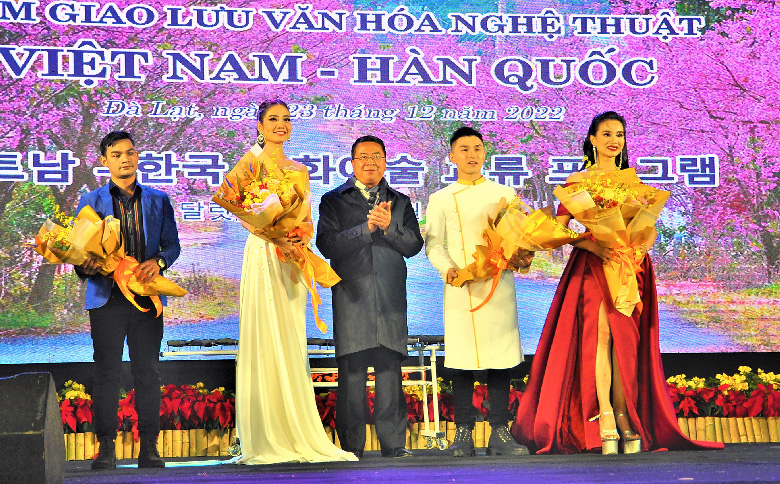 Chủ tịch UBND thành phố Đà Lạt Tôn Thiện San tặng hoa cho các đơn vị tham gia chương trình giao lưu