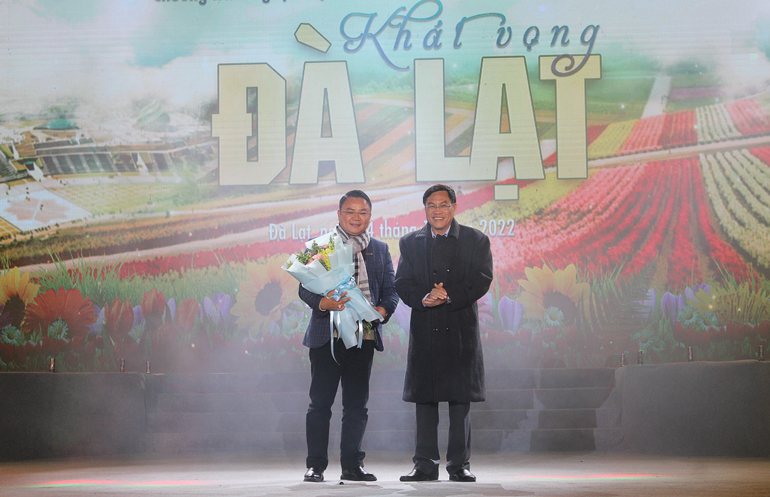 Phó Chủ tịch UBND tỉnh Lâm Đồng Võ Ngọc Hiệp tặng hoa tri ân đơn vị tài trợ chương trình