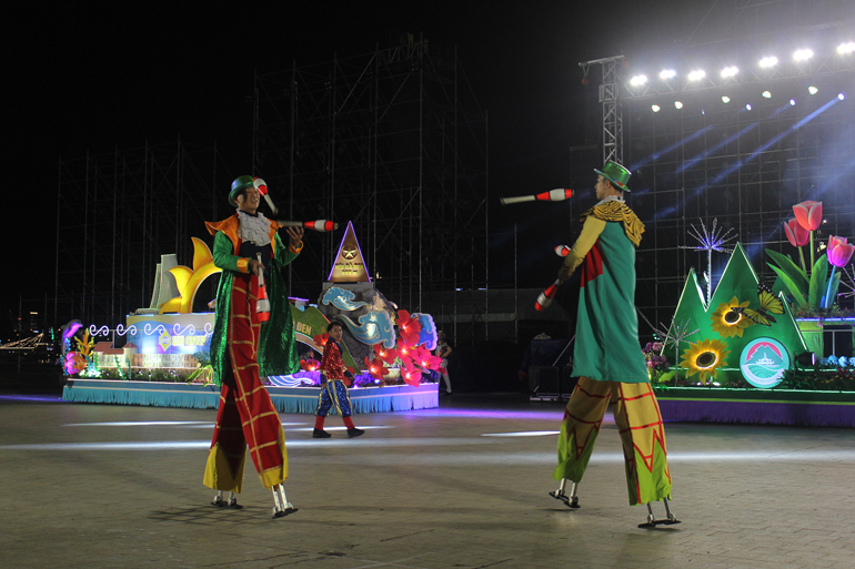 Màn trình diễn đi cà kheo tung hứng của các nghệ sĩ xiếc Việt Nam