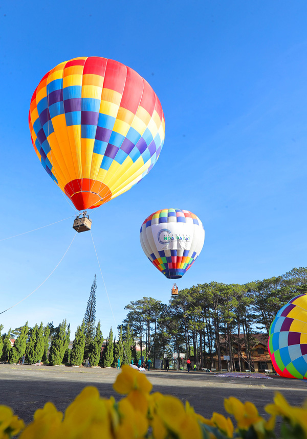 Người dân và du khách đến với Đà Lạt sẽ có cơ hội trải nghiệm ngắm toàn thành phố từ khinh khí cầu. Đây là sản phẩm du lịch mới của thành phố ngàn hoa.