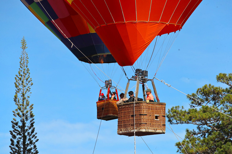 Du khách, người dân hào hứng trải nghiệm bay khinh khí cầu, ngắm Đà Lạt với độ cao khoảng 50 m