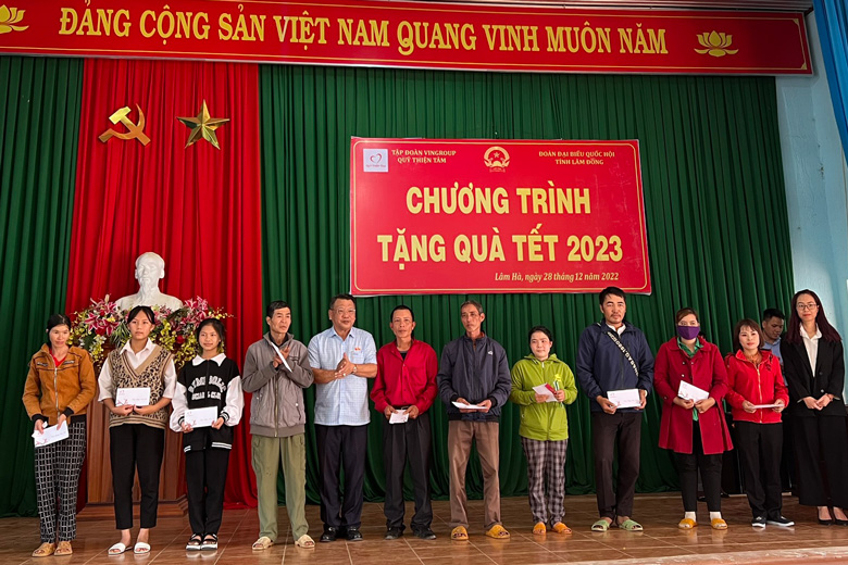 Đoàn ĐBQH trao tặng 500 phần quà tết cho bà con hộ nghèo huyện Lâm Hà