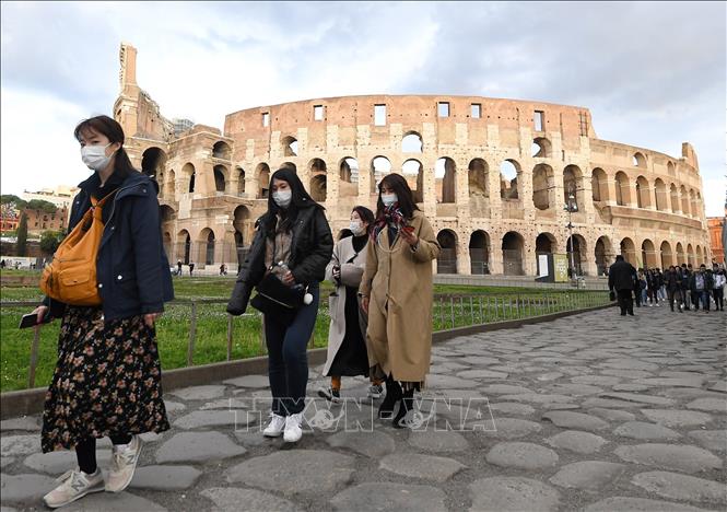 Du khách đeo khẩu trang để phòng tránh lây nhiễm COVID-19 tại Rome, Italy. Ảnh tư liệu