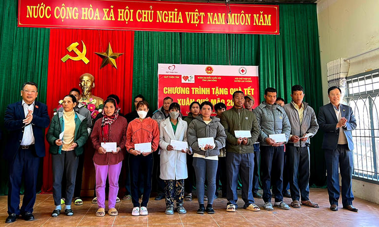 Đoàn ĐBQH, Quỹ Thiện tâm – Tập đoàn VinGroup trao quà tết tại huyện Lạc Dương