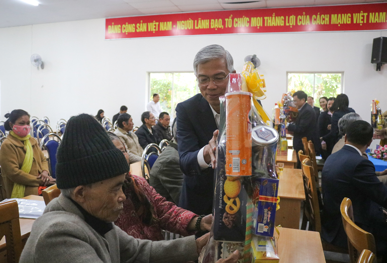 Lãnh đạo TP Hồ Chí Minh thăm và tặng quà cho gia đình chính sách ở tỉnh Lâm Đồng