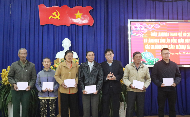 Đồng chí Võ Ngọc Hiệp - Phó Chủ tịch UBND tỉnh Lâm Đồng trao quà cho các người có công với cách mạng