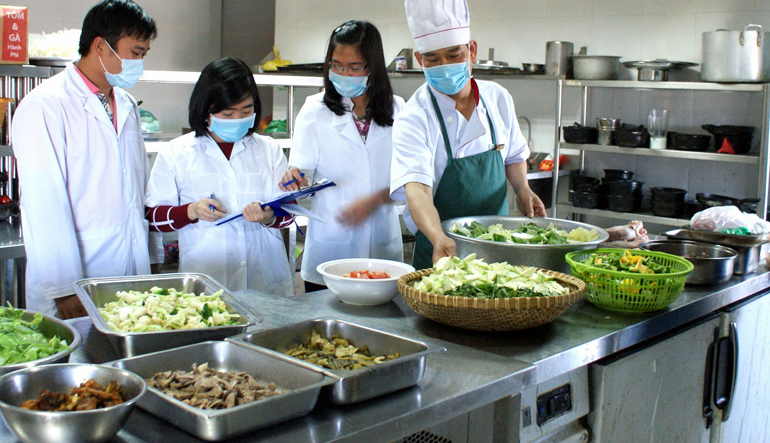 Đoàn kiểm tra ATTP đối với thức ăn chế biến tại một nhà hàng ở Đà Lạt