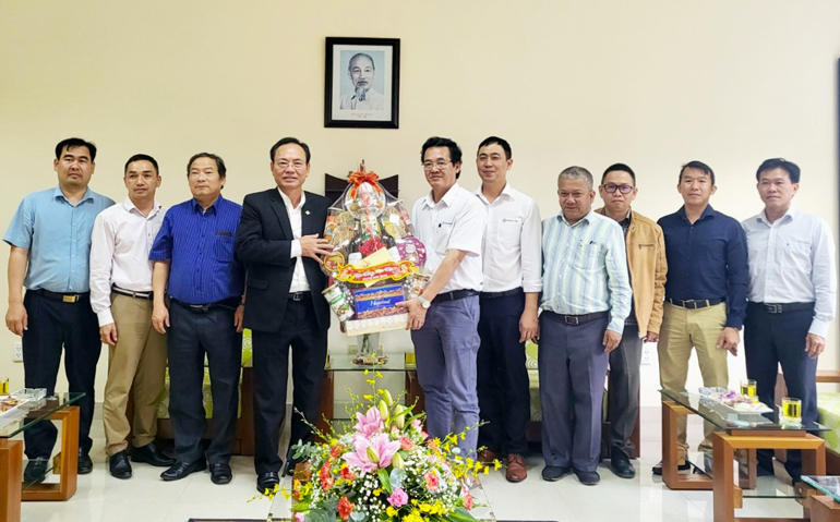 Trưởng Ban Nội chính Tỉnh ủy thăm, tặng quà tết tại các công ty thủy điện