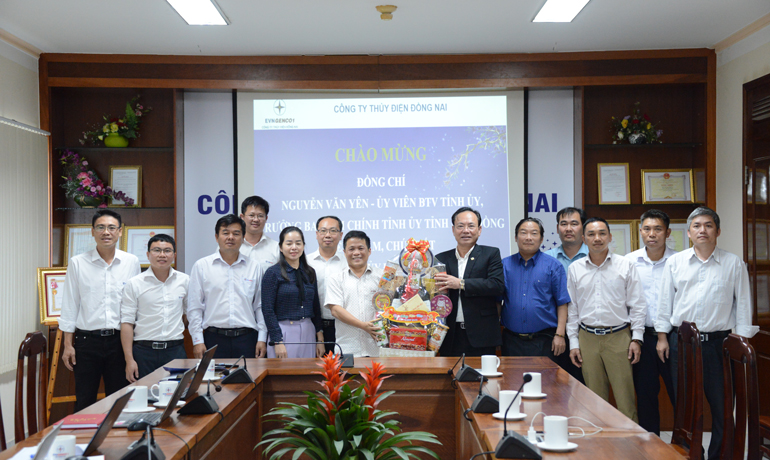 Trưởng Ban Nội chính Tỉnh ủy Lâm Đồng Nguyễn Văn Yên thăm, tặng quà tết tại Công ty Thủy điện Đồng Nai