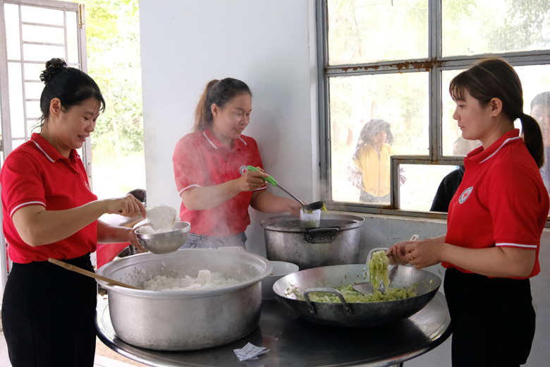 Nhóm tình nguyện viên tại xã Rô Men chuẩn bị bữa ăn miễn phí cho bệnh nhân
