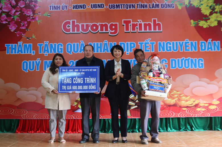 Tặng quà tết và công trình trị giá 600 triệu đồng cho xã Đạ Nhim