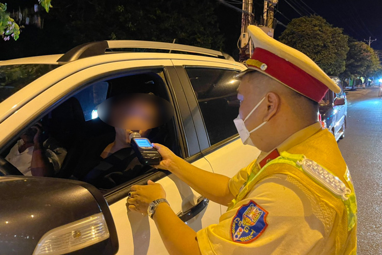 Cảnh sát giao thông kiểm tra, xử lý nồng độ cồn người điều khiển phương tiện giao thông trong đợt cao điểm